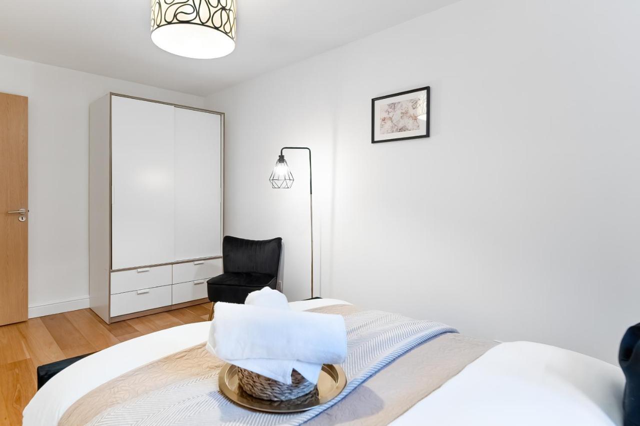 Chic 3 Bed Apartment Near London Bridge With Balcony Exterior photo